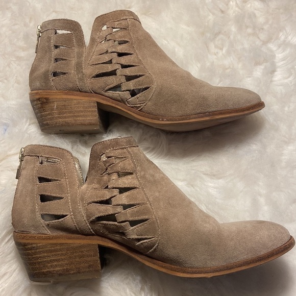 Vince Camuto Peera Tan Suede Western Cut Out Bootie size 8.5 back zipper - Picture 4 of 10